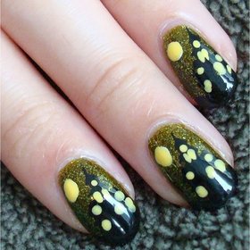 Haunted House Nails
Nail tutorial & more photos here: http://www.swatchandlearn.com/nail-art-tutorial-haunted-house-nails/