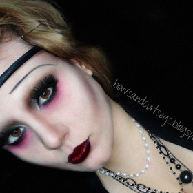 1920's Flapper Vampire Halloween Look

http://www.bowsandcurtseys.com/2011/10/1920s-flapper-vampire-halloween-look.html