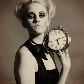 Something I worked on for my portfolio, taking inspiration from a darker version of Alice in Wonderland. The model is Fran Turner. MUA, Photgraphy and retouching by me.