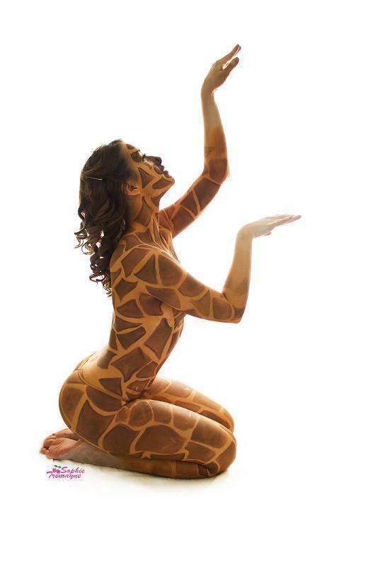 body painting giraffe