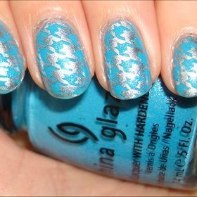 Blue & Silver Houndstooth Nails
More photos here: http://www.swatchandlearn.com/nail-art-blue-silver-houndstooth-konadicure-using-konad-image-plate-m63-china-glaze-caribbean-blue-china-glaze-millennium/