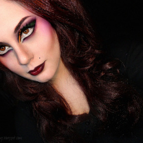 Sexy Witch Halloween Look

http://www.bowsandcurtseys.com/2011/09/sexy-halloween-witch-makeup.html