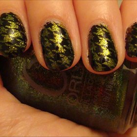 Green & Black Houndstooth Nails
More photos here: http://www.swatchandlearn.com/nail-art-green-black-houndstooth-konadicure-using-orly-its-not-rocket-science-konad-image-plate-m63/