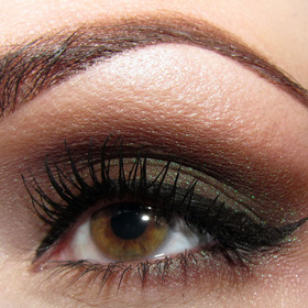 a smokey eye using just one (duo-chrome) eyeshadow 
