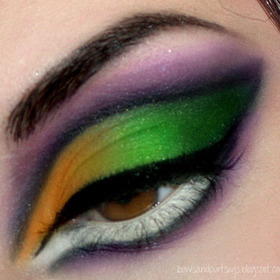 Sexy Witch Halloween Look

http://www.bowsandcurtseys.com/2011/09/sexy-halloween-witch-makeup.html