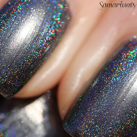 Glitter Gal- 10 to Midnight

http://samariums-swatches.blogspot.com/2012/01/glitter-gal-10-to-midnight-swatches.html