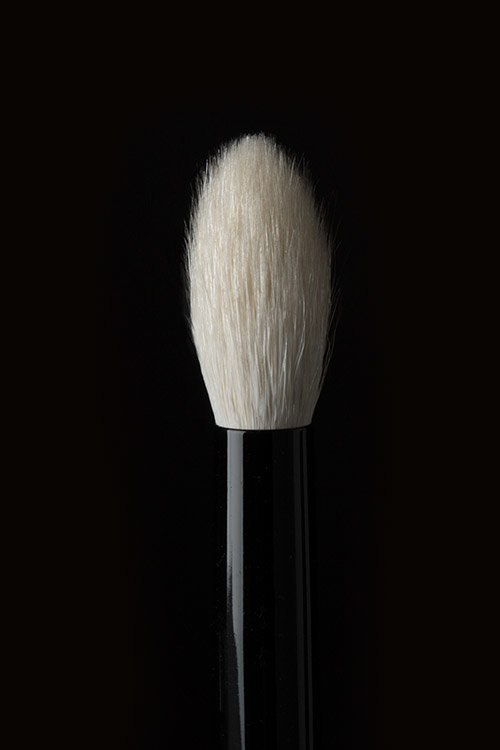 Brush 16 - Similar in shape to the best-selling Brush 03, this brush’s fluffy bristles sweep over the entire eyelid to deposit the perfect amount of product.
