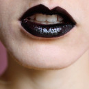 The Clear Solution: Keeping Vibrant Lip Pigment in Place!