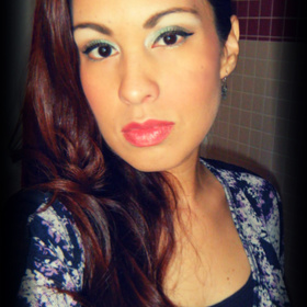 Maybelline's color tattoo shadow in edgy emerald, also have the cool white and a the dark brown on my crease from the wet n wild vanity palette and the beige on my brow bone, oh and the light brown between the brow bone and crease :) On lips, Revlon's lip butter in peach parfait :) Cheeks the coral from the Coastal Scents 78 palette palette mixed with the wine blush.