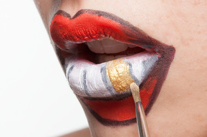 HALLOWEEN MAKEUP EFFECTS: Paint a gold tooth