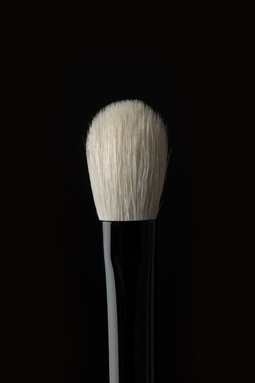 Brush 18 - Tailor-made for blending without any patchiness, Brush 18 diffuses harsh edges for smooth, seamless results in just a few swipes.
