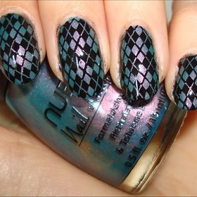 Duochrome Argyle Nails
More photos here: http://www.swatchandlearn.com/nail-art-argyle-konadicure-using-nubar-indigo-illusion-konad-image-plate-m60/