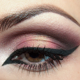 Graphic eyeliner  
a tutorial for this look can be found here http://www.snobka.pl/artykul/makijaz-na-halloween-hinduska-ksiezniczka-12599#add-comment