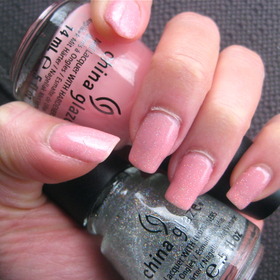 China Glaze Seashell and Fairy Dust. Hard to capture the glitter. This combination reminds me of candy, but I have another combination that reminds me A LOT of pink sugar, I hope to show it next week! (plus: hope to show some nail art this weekend)