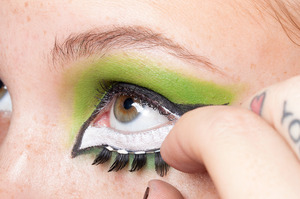 HALLOWEEN MAKEUP EFFECTS: Apply false lashes 