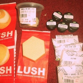 yayyyy more lush! <3
Mange too massage bar, Honey I washed the kids soap, Angels on bareskin, & Fresh farmacy
buy 1 get 1 free: 3 golden rings x2, Rock star soap, & Sultana soap
free samples: daddy-o shampoo, turkish delight body lotion, dreamwash shower