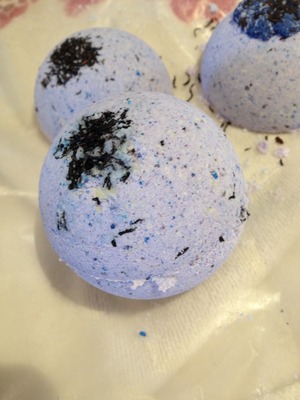 Homemade earl grey bath bombs! Like lush, only you get 4 for the price of 1 and you can make them any way you'd like 💜