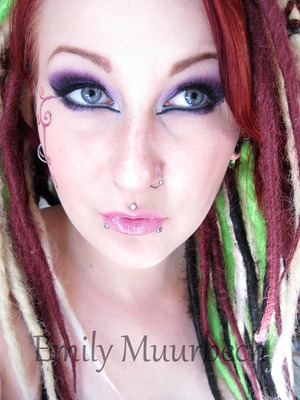 Full face with the smokey purple and glitter

http://trickmetolife.blogg.se