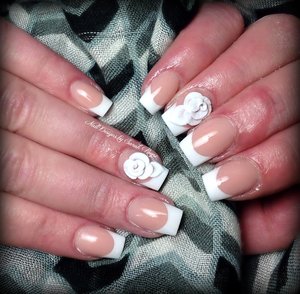 Sculpted pink and whites with 3D roses @sarahp898