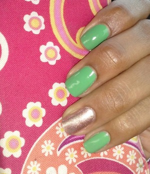 Green is the main color and rosegold on My accent finger. 
