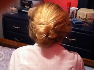 Hey this is a simple hair bun i did a while ago :3