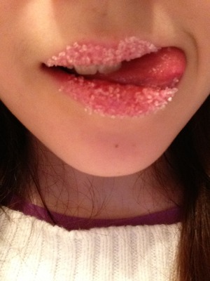 For this tasty look I used my pink baby lips lip balm, a sticky lip gloss in top and then a light pink sugar sprinkles ;)