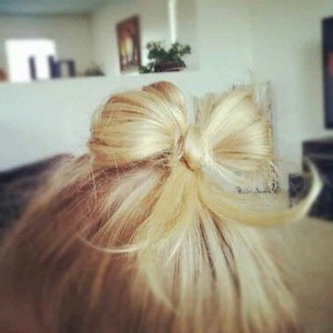 Tiny hair bow