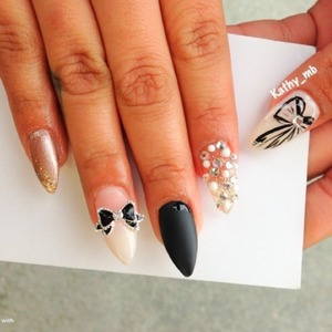 Stiletto nails with black bows