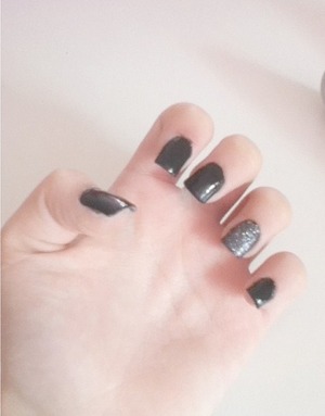 I used a set of home acrylics and painted them with black Barry M gelly paint and grey Rimmel London precious stones nail varnish for the glitter.