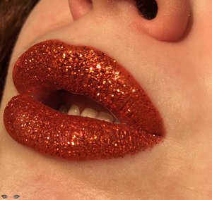 Glitter lips for Spring are SO in!
http://theyeballqueen.blogspot.com/2017/04/wearable-copper-glitter-lips-w-smokey.html