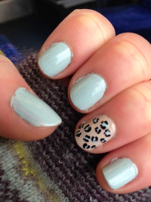 Simple leopard nails