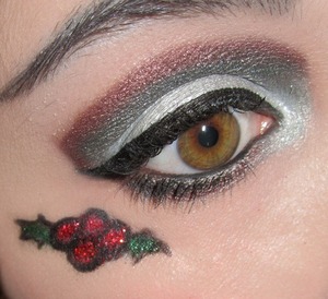 http://www.bethysbeautyspot.com/Christmas-Holly---Christmas-Eye-Look-26079634