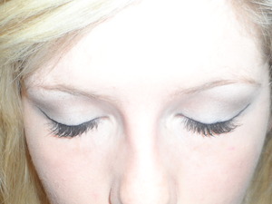I've made a gorgeous natural silver and white smokey eye