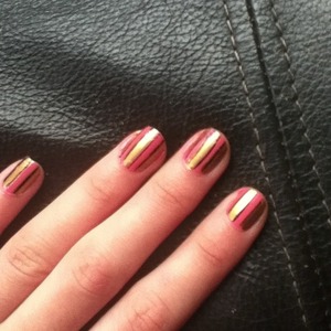 Pink and gold pinstripe nailsss