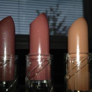 this season i have really been into natural colors. at my local beauty supply store, they were on sale for $1 and I LOVE them.  really smooth and not dry at all.  anyone looking for a cheap everyday lipstick, I suggest you try ! 

rich cocoa, bronzed pink, nude beige 