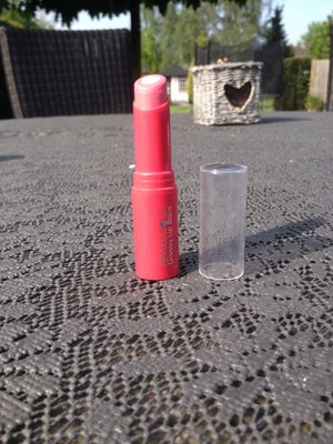 Really cute lipstick, that smells yummy!