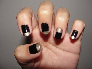 I love Lady Gaga, and these nails are inspired on her. Very simple to do, and I loved the outcome!