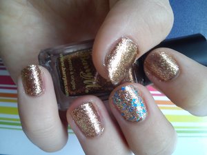 A glittery look that reminds me of raindrops in the dusky sunlight :)
I used...
-Nail Paint By Barry M in Copper (335)
-Claire's Cosmetics nail polish but the colour isn't named. It's a sparkly gold
-Techic nail varnish in Mermaid
-Miss Sporty Glossy Tech top coat