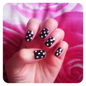 Black and white polka dot nails 