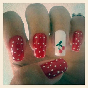 I just love cherries and asked my Nail artist to make something romantic. She really understands me! :)