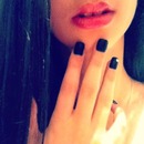 Pink lipgloss and black matte nails 😍