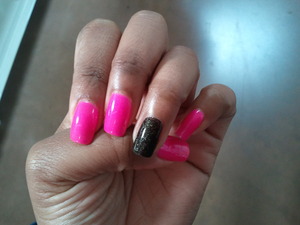 Gel Nail with a rocking pink and glitter black. 