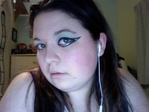 Graphic eyeliner trial
Inglot Rainbow - greeny color
Illamasqua Liquid Metals - Silver and Pewter
Rimmel Glam Eyes - Black