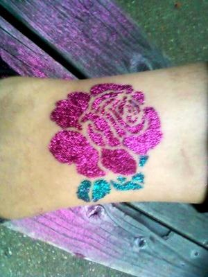 a pink rose made by using
urban decay starlight glitter body art