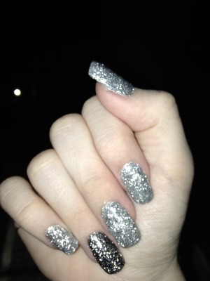 Christmas nails, sparkles, black mixed with silver on ring finger 