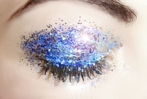 These are the most simple party eyes to do in the world. Simply apply a thin layer of vaseline on your eyelid and dab on the loose glitter. You'll be ready to rock out the door in literally two minutes! 
GFx