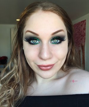 This, is what sweet emerald dreams are made of. 
http://theyeballqueen.blogspot.com/2016/12/holiday-series-dark-and-glittery.html