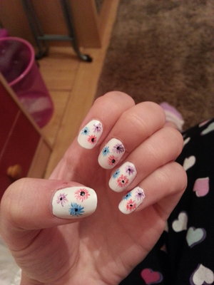A nice summer design I created using a very small paint brush and pastel colour polishes :) 