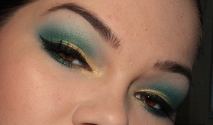 My spring (not spring yet but still) make up ... I feel that it kinda reminds me of a mermaid make up ... green/ blue whit shimery gold and a powerful eyeliner! 