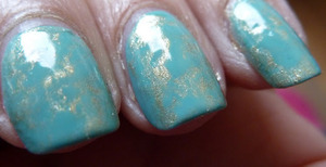 For a tutorial and more pictures, please go to: http://nailsbystephanie.blogspot.nl/2013/05/tutorial-turquoise-stone-saran-wrap.html 